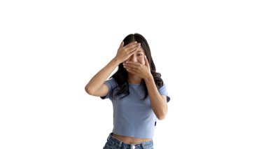 Yüzünü ve gözlerini yalıtılmış elleriyle kapatan genç bir kadın, korku ve meraklı gözlerle gözlerinizi kapayın, gizlice bakın, beyaz arka plan.