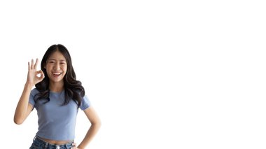 Beyaz arkaplan üzerindeki genç Asyalı kadın elleriyle imza atıyor, tamam sembol, hoş geldiniz, katılın, talimatlara uyun, emirlere uyun, tüm koşulları kabul edin.