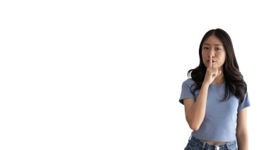 Asyalı kadın sessiz jest yapıyor, parmak, Gürültüsüz sembol, Gürültülü alışveriş merkezi, bir sır sakla, konuşma. Kapa çeneni, Gürültüsüz sinyal iletimi, beyaz arka planda izole edilmiş..