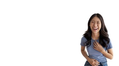 Asyalı kadın beyaz arka planda mutlu bir şekilde gülüyor, kahkaha, komik, kopyalama alanı, portre, reklam metni sayfası, beyaz arka planda izole edilmiş.