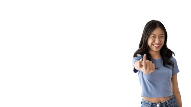 Kadınlar onları ilgi göstermeleri için çağırıyor ya da davet ediyor, bana tıklamayı ya da benimle başvurmayı öneriyor, yardım ve kabullenme veriyor, tek parmakla arıyor, gel ve beni al, beyaz arka plandaki kadın..