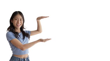 Bir ilan vermek için avuç içine hayali bir şey koyan Asyalı kadın, telif alanını gösteriyor, beyaz arka planda bir şey sunmak için elini gösteriyor..