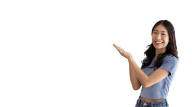 Bir ilan vermek için avuç içine hayali bir şey koyan Asyalı kadın, telif alanını gösteriyor, beyaz arka planda bir şey sunmak için elini gösteriyor..