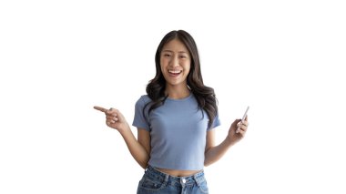 Kadın cep telefonunu işaret ediyor, akıllı telefon sistemiyle uygulamayı ya da kaydetmeyi tavsiye etmek ya da herkesten önce haber almak için QR kodunu taramak için cep telefonunu işaret ediyor..