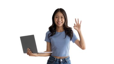 Tek dizüstü bilgisayarlı bağımsız iş konseptinde dizüstü bilgisayar tutan Asyalı kadın özel ayrıcalıklar ve ödüller almak için başvurmak veya kayıt olmak için para, davetiye ve davetiye kazanabilir.