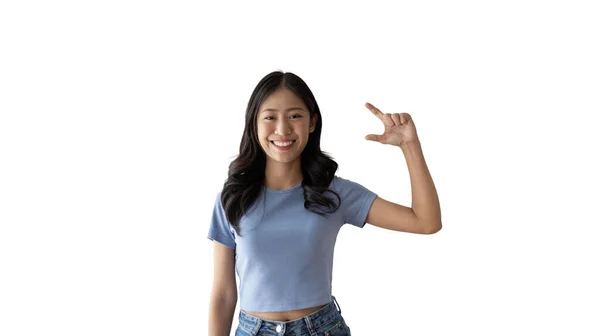 亚洲女人 手掌上握着一个虚构的复制空间 插入一个广告 显示复制空间指向 展示她的手在白色背景上呈现的东西 — 图库照片