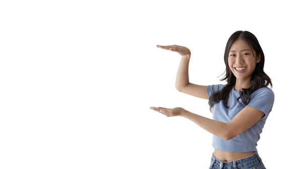亚洲女人 手掌上握着一个虚构的复制空间 插入一个广告 显示复制空间指向 展示她的手在白色背景上呈现的东西 — 图库照片