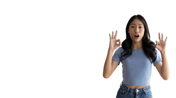 Młoda Azjatycka Kobieta Białym Tle Robi Znak Rękami Symbol Witamy — Zdjęcie stockowe