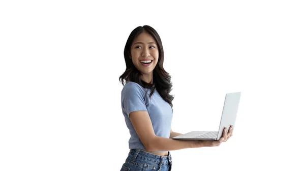 Azjatka Ubraniach Casual Gospodarstwa Laptop Roboczy Freelance Koncepcji Pracy Jednym — Zdjęcie stockowe