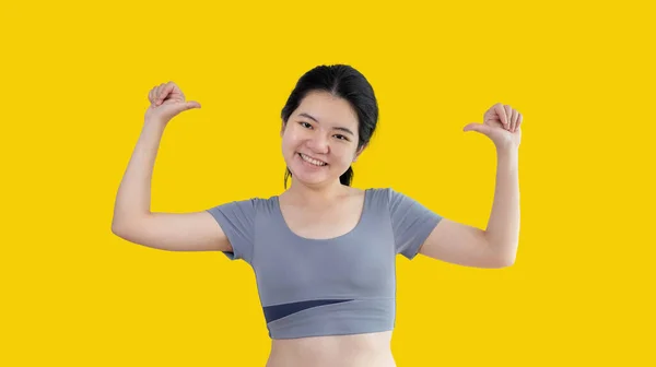 彼女の筋肉を曲げ女性 若いアジアの女性は彼女の顎を曲げ 彼女の力を披露することにより 彼女の強さを披露 あなたの選択の幸福 白の背景 — ストック写真
