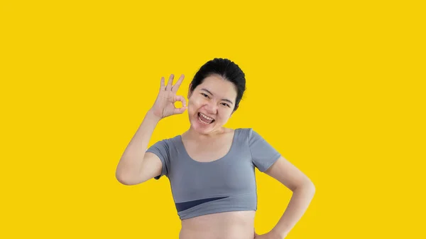 Beyaz Arkaplan Üzerindeki Genç Asyalı Kadın Elleriyle Imza Atıyor Tamam — Stok fotoğraf