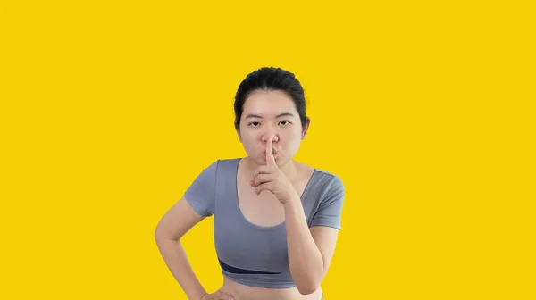 亚洲女人用手指做着沉默的手势 无声的符号 喧闹的商场 隐藏着一个秘密 不要说话 闭上你的嘴 无声的信号传输 隔离在白色背景下 — 图库照片