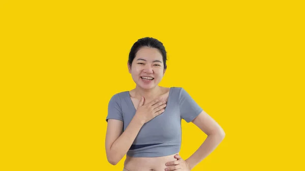 亚洲女人在白色背景下快乐地笑 在笑中快乐 复制空间 广告文字区 被白色背景隔离 — 图库照片