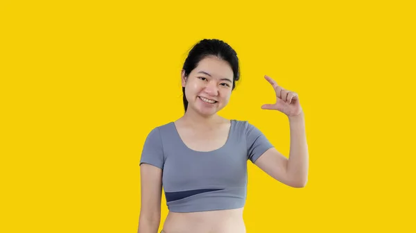 Mulher Asiática Com Segurando Copyspace Imaginário Palma Mão Para Inserir — Fotografia de Stock