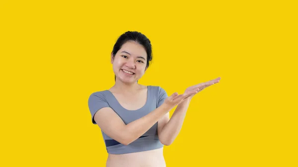Asiatisk Kvinna Med Håller Copyspace Imaginära Handflatan För Att Infoga — Stockfoto