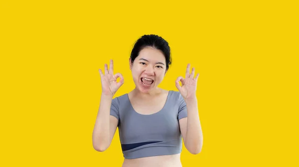 Jovem Mulher Asiática Sobre Fundo Branco Fazendo Sinal Com Mãos — Fotografia de Stock