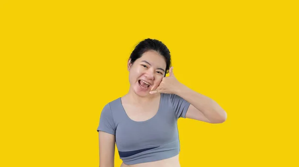 Señal Llamada Mujer Asiática Joven Brillante Invitando Llamar Aislado Sobre —  Fotos de Stock