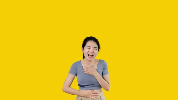 亚洲女人在白色背景下快乐地笑 在笑中快乐 复制空间 广告文字区 被白色背景隔离 — 图库照片