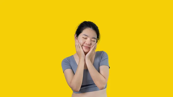 Aziatisch Vrouw Glimlachen Gelukkig Geïsoleerd Witte Achtergrond Vrouw Houdt Van — Stockfoto