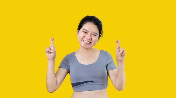 年轻的亚洲女人做一个象征性的手势 手指交叉表示好运 白色的谎言手势 手指交叉 女人在白色背景上做手势 迷信的概念 — 图库照片