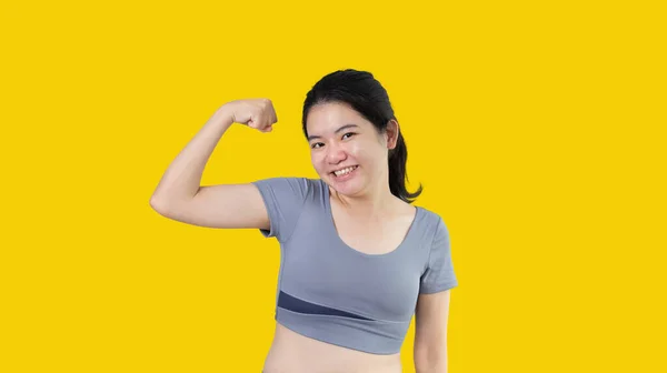 Mujer Flexionando Sus Músculos Mujer Asiática Joven Muestra Fuerza Flexionando —  Fotos de Stock