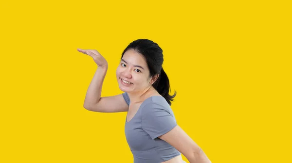 Empregada Doméstica Roupas Limpeza Banheiro Está Dançando Divertindo Fazendo Tarefas — Fotografia de Stock
