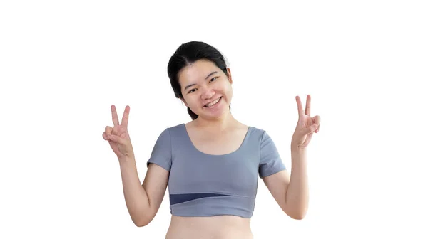 年轻的亚洲女人做着两个大拇指的手势 表现出快乐和欢乐 象征着好的友谊 流行的照片摆出姿势 做一个V形的手指 白色的背景 — 图库照片