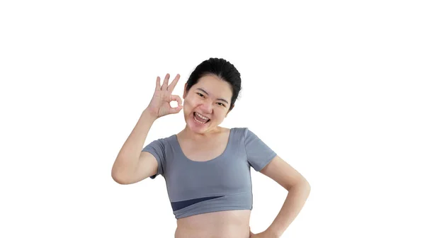 手でOk記号を行う白い背景に若いアジアの女性 をシンボル ようこそ 指示通りに行う 注文に従う すべての条件の受諾 — ストック写真