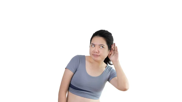Mujer Asiática Escuchando Escuchando Conversación Secreta Aislada Sobre Fondo Blanco — Foto de Stock