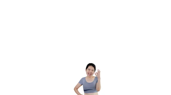 年轻的亚洲女人在白种人的背景上做着手签 好吗符号 按指示做 服从命令 接受所有条件 — 图库照片
