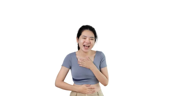 アジアの女性は喜んで白い背景に笑って 笑いを通して幸せ 面白い コピースペース 肖像画 広告テキストエリア 白い背景に隔離された — ストック写真