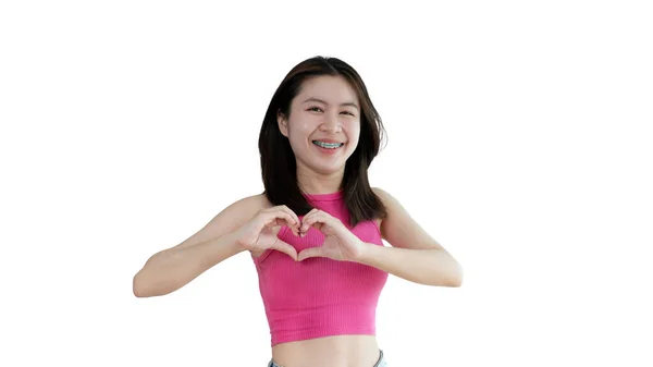 Азійська Молода Жінка Яскравою Посмішкою Робить Серцевий Символ Формою Руками — стокове фото