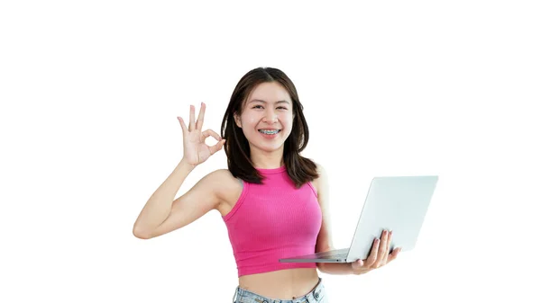 원하지 노트북을 프리랜서 개념으로 일하는 아시아 여성은 신청하거나 등록하도록 함으로써 — 스톡 사진