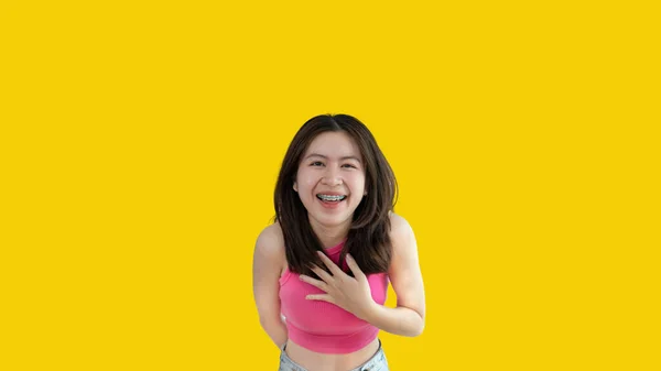 Азійська Жінка Радістю Сміється Жовтому Тлі Щастя Через Сміх Забавний — стокове фото