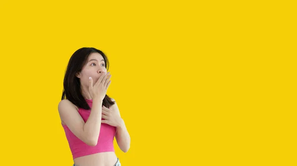 Asian Woman Acting Shocked Surprised Isolated Yellow Background Looking Camera — Stock Photo, Image