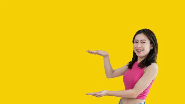 Asian Woman Holding Copyspace Imaginary Palm Insert Showing Copyspace Pointing — Foto de Stock