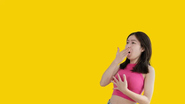 Mujer Asiática Actuando Sorprendida Sorprendida Aislada Sobre Fondo Amarillo Mirando — Foto de Stock