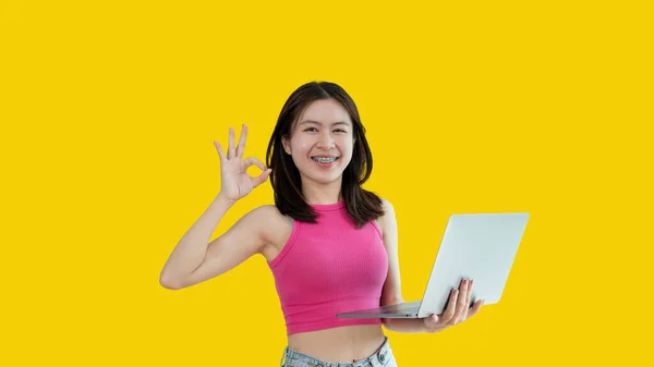 Aziatische Vrouw Casual Kleding Houden Werkende Laptop Freelance Werk Concept — Stockfoto