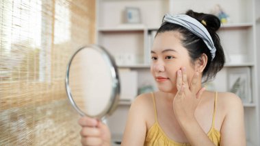 Sosyal medyadan etkilenen güzel kadınlar makyaj yapmayı ve makyaj yapmayı öğretiyor, kamera önünde video canlı yayını, internet üzerinden güzellik blogcuları kavramını kaydediyorlar..