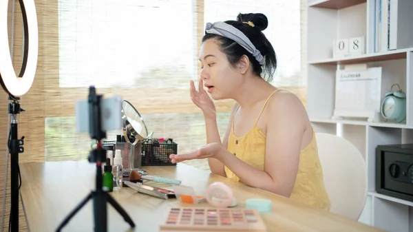 ソーシャルメディアの影響を持つ美しい女性は化粧品を教え 化粧品を使用しています Vlogビデオライブストリーミングを記録するためにカメラの前で 美容ブロガーの概念上のオンラインビジネス — ストック写真