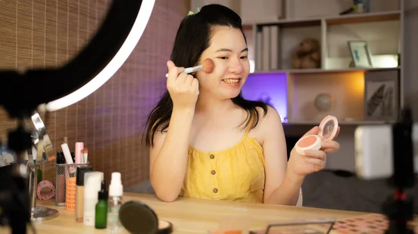 Piękne Kobiety Wpływami Mediów Społecznościowych Uczą Makijażu Korzystania Kosmetyków Przed — Zdjęcie stockowe