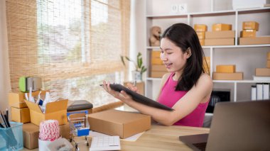 Çevrimiçi satış işlerinde, küçük işletme sahipleri müşterilere, çevrimiçi alışveriş yapan KOBİ girişimcilerine ve tüketicilere mal teslimatına uygun şekilde hazırlanmak için envanteri kontrol ediyorlar..