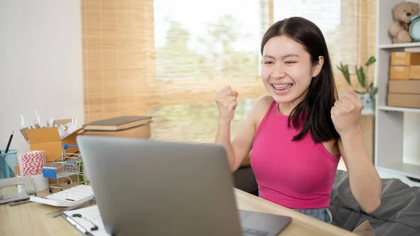 Mujer Estaba Feliz Después Recibir Una Orden Cliente Internet Nuevo — Foto de Stock
