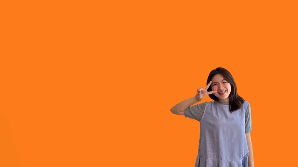 Junge Asiatische Frau Die Zwei Daumen Nach Oben Geste Zeigt — Stockfoto