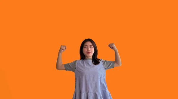 Женщина Демонстрирует Свои Мускулы Молодая Азиатка Демонстрирует Свою Силу Демонстрируя — стоковое фото