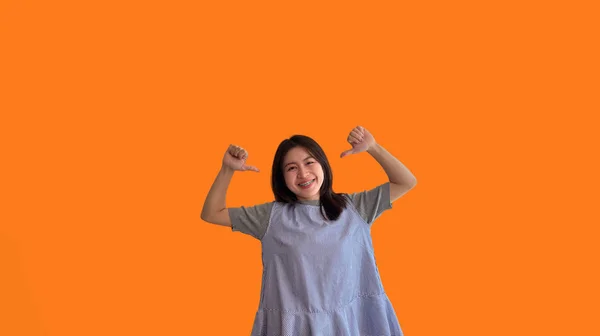 Genç Asyalı Bir Kadın Kendini Işaret Ediyor Kendini Sevme Kavramı — Stok fotoğraf