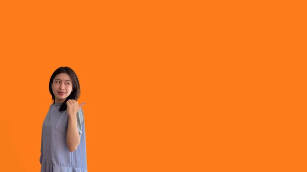 Азійська Жінка Яка Вказує Пальцем Запрошуючи Клік Тут Рекомендується Слідувати — стокове фото