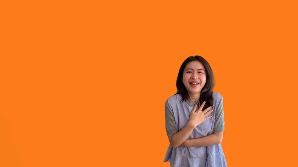 Ασιάτισσα Γυναίκα Γέλιο Ευτυχώς Πορτοκαλί Φόντο Ευτυχία Μέσω Του Γέλιου — Φωτογραφία Αρχείου