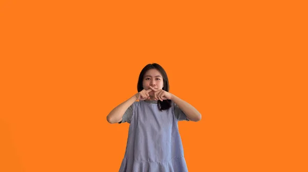 Mulher Asiática Fazendo Gesto Silencioso Com Dedo Transmissão Sinal Sem — Fotografia de Stock