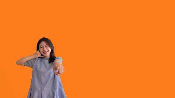 呼叫标志 明亮的年轻亚洲女人 邀请呼叫孤立的橙色背景 推荐呼叫或邀请申请成为会员 隔离在橙色背景下 — 图库照片